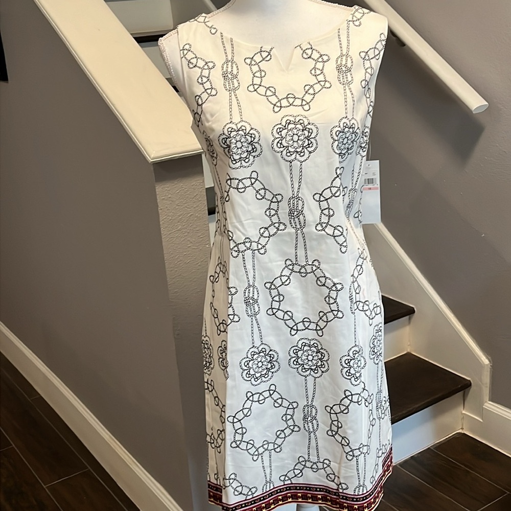 London Times White Dress. Has Black Chain design throughout w/ great hem 10